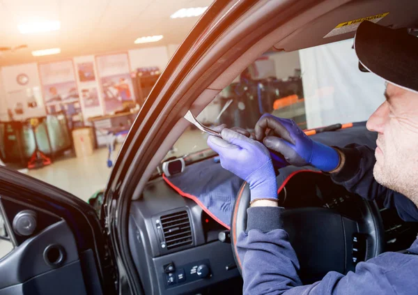 Ön cam otomatik servis istasyonu garajda araba yerine otomobil özel işçi