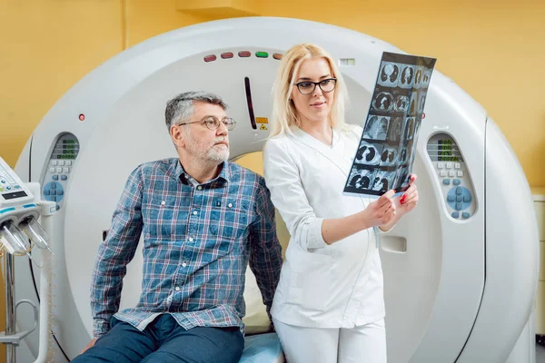 Radiologe Mit Einem Männlichen Patienten Beim Röntgen Hintergrund — Stockfoto