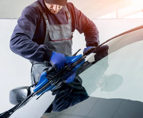 Automobile Special Workers Replacing Windscreen Car Auto Service Station Garage — Stock Photo, Image