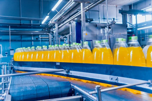 Εσωτερικό Εργοστάσιο Ποτών Μεταφοράς Μπουκάλια Για Χυμό Νερό Σύγχρονο Εξοπλισμό — Φωτογραφία Αρχείου