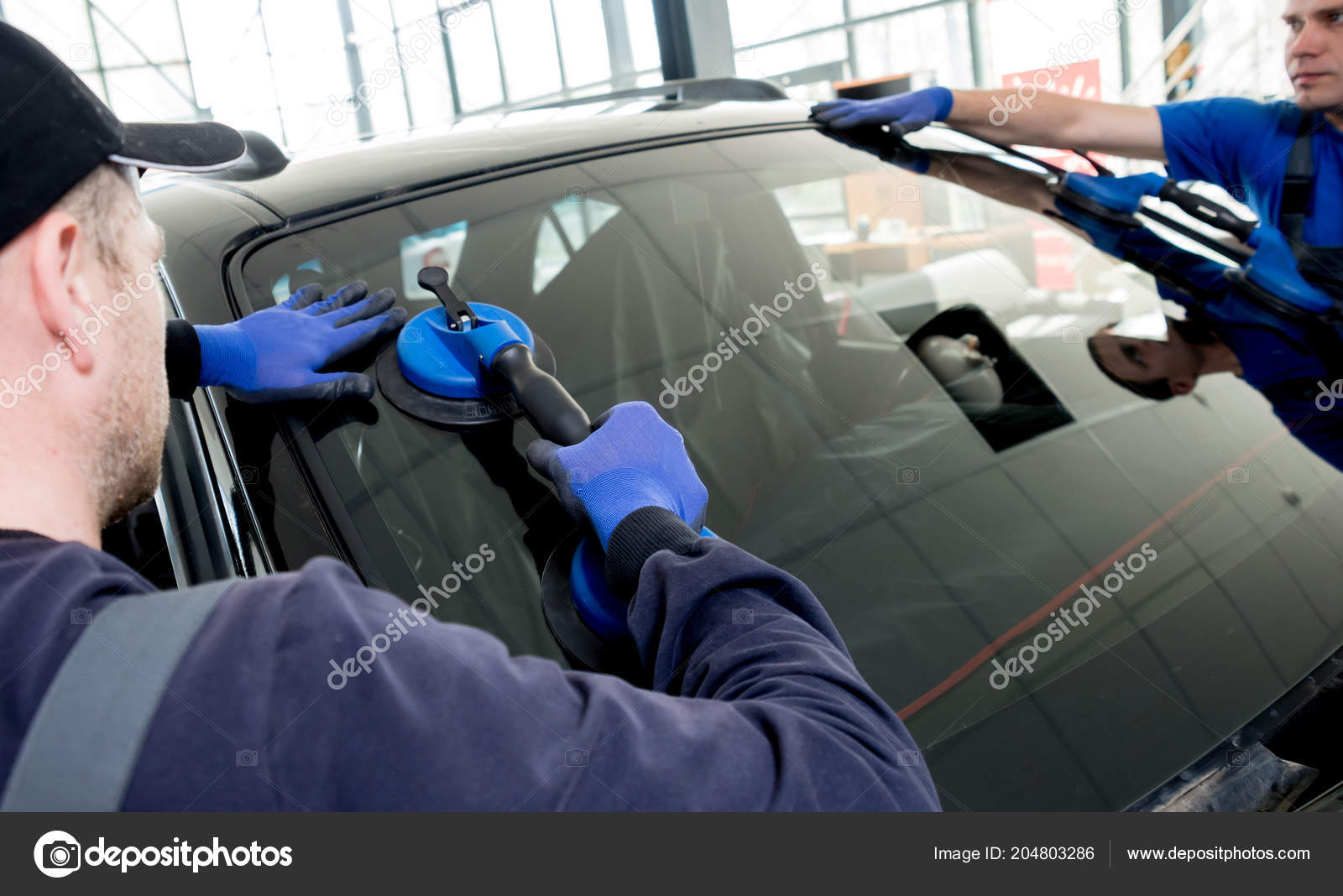 Магазин центр замены автостекол. Скол на авто ремонт. Автосервис по лобовому стеклу. Вклейка лобового стекла. Вклейка стекол автомобиля.