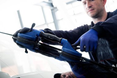 Ön cam veya cam otomatik servis istasyonu garajında bir araba yerine otomobil özel işçi. 