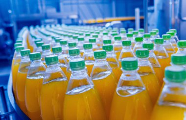 İçecek fabrika iç. Konveyör şişe suyu veya su ile. Modern aletleri