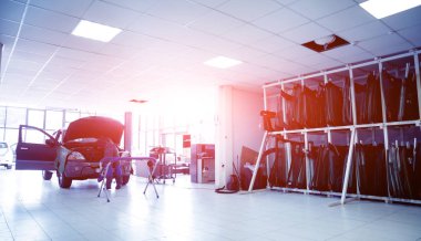 Ön cam veya cam otomatik servis istasyonu garajında bir araba yerine otomobil özel işçi. Arka plan