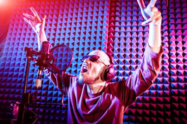 Kayıt stüdyosu olarak bir mikrofon ile şarkıcı söylüyor. Modern arka plan