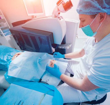 hasta ve cerrah ameliyathane oftalmik ameliyat sırasında oluşan