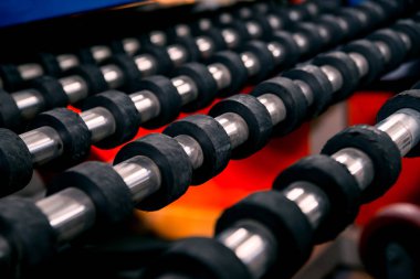 Üretim bir pencere bölmesi için konveyör bant. Endüstri/sanayii donatımı. Arka plan