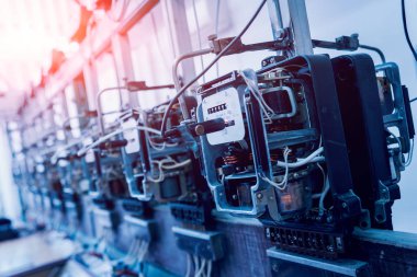 Elektrik donatımı. Elektrik kablo ve crimper. Elektrik sayacı. Arka plan