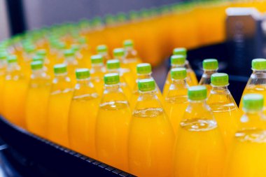 Konveyör şişe suyu veya su ile. İçecekler fabrika ekipmanları. Arka plan