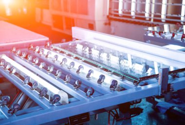 Üretim bir pencere bölmesi için konveyör bant. Endüstri/sanayii donatımı. Arka plan