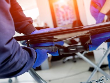 Ön cam otomatik servis istasyonu garajda araba yerine otomobil özel işçi