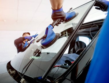 Ön cam veya cam otomatik servis istasyonu garajında bir araba yerine otomobil özel işçi. Arka plan