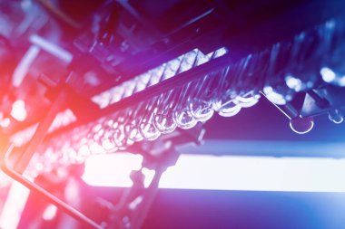 Otomatik Dolum Makinası su Plastik Pet şişe dökülen. Bira üretim. Endüstriyel arka plan.