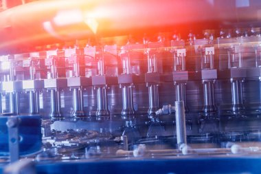 Otomatik Dolum Makinası su Plastik Pet şişe dökülen. Bira üretim. Endüstriyel arka plan.