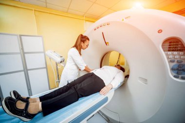 Doktor ve hasta hastanede bilgisayarlı tomografi odasında. Tıbbi donatımı.
