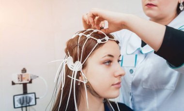 Doktor ve hasta encephalography elektrot ile. Electroencephalogram (Eeg)