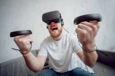 Sanal gerçeklik gözlükleri evde oyunu Genç sakallı adam. VR teknolojileri