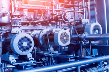 Modern bir bira iç. Varil ve borular. Fabrika iç. Sanayi arka plan