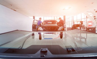 Ön cam otomatik servis istasyonu garajda araba yerine otomobil özel işçi