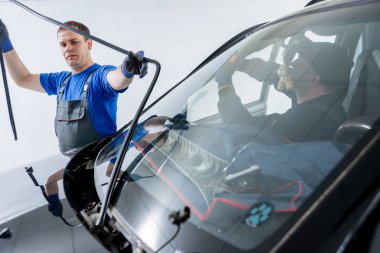 Ön cam otomatik servis istasyonu garajda araba yerine otomobil özel işçi