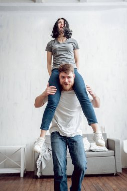 Eğleniyor ve evde gülerek mutlu çift.