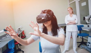Göz hastalıkları doktor kız vizyon yardımıyla sanal gerçeklik kontrol koruyucu gözlük