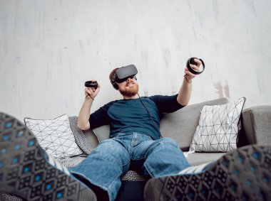 Sanal gerçeklik gözlükleri evde oyunu Genç sakallı adam. VR teknolojileri