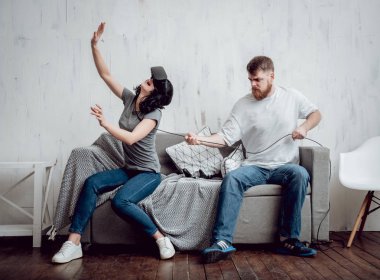 Delikanlı kız sanal gerçeklik ile oyun oynarken ile gözlükler. VR teknolojileri