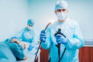 Endoskopi hastanede. Doktor holding endoskop gastroskopi önce. Tıbbi muayene