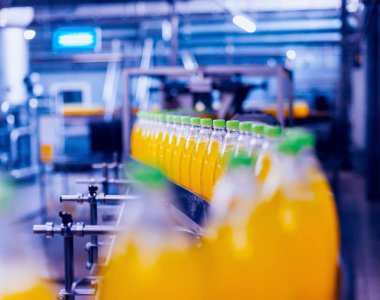 İçecek fabrika iç. Konveyör şişe suyu veya su ile. Modern aletleri