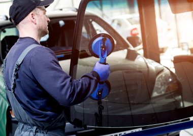 Otomobil özel alt ön cam veya cam otomatik servis istasyonu garajında bir araba değiştirme. Arka plan