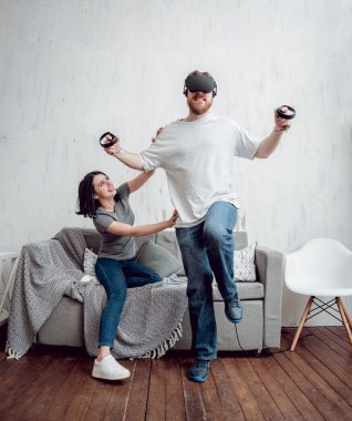 Delikanlı kız sanal gerçeklik ile oyun oynarken ile gözlükler. VR teknolojileri