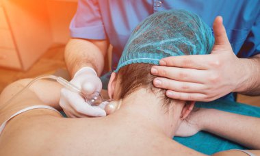 Bir kadın için Vakum masaj yapıyor Doktor görünümü Kapat