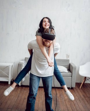 Delikanlı kız sanal gerçeklik ile oyun oynarken ile evde gözlükler. VR teknolojileri