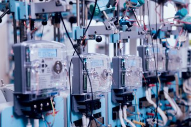 Elektrik donatımı. Elektrik kablo ve crimper. Elektrik sayacı. Arka plan