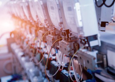 Elektrik donatımı. Elektrik kablo ve crimper. Elektrik sayacı. Arka plan