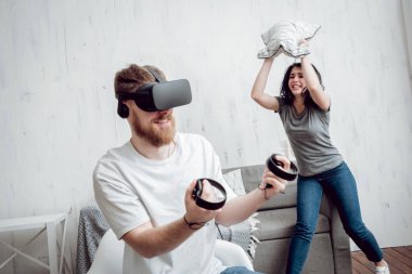 Delikanlı kız sanal gerçeklik ile oyun oynarken ile gözlükler. VR teknolojileri