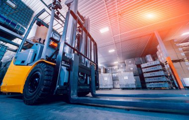 Forklift yükleyici. Palet istifleyici araç gereçleri depoda. Arkaplan