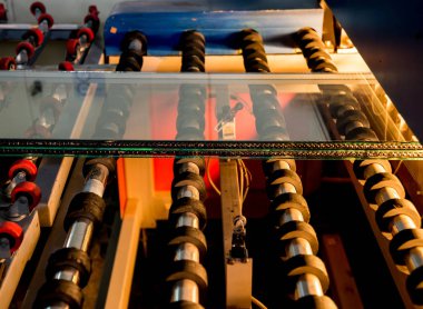 Üretim bir pencere bölmesi için konveyör bant. Endüstri/sanayii donatımı. Arka plan