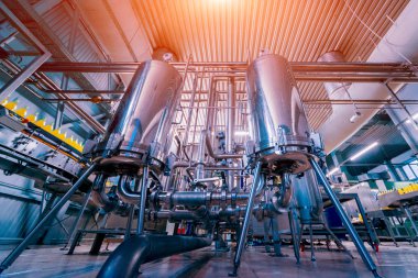 Modern bir bira iç. Varil ve borular. Fabrika iç. Sanayi arka plan