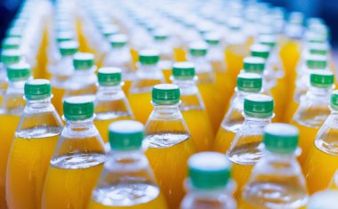 Konveyör şişe suyu veya su ile. İçecekler fabrika ekipmanları. Arka plan