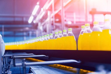 Konveyör şişe suyu veya su ile. İçecekler fabrika ekipmanları. Arka plan