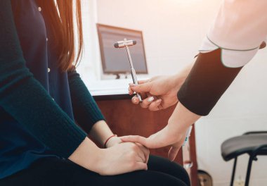 Doktor-neuropathologist, tıbbi muayene resepsiyonda kadın