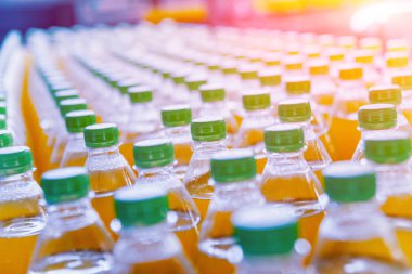 İçecek fabrika iç. Konveyör şişe suyu veya su ile. Modern aletleri