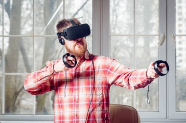 Sanal gerçeklik giyen genç sakallı adam ofiste gözlükler