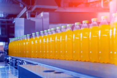 İçecek fabrika iç. Konveyör şişe suyu veya su ile. Modern aletleri