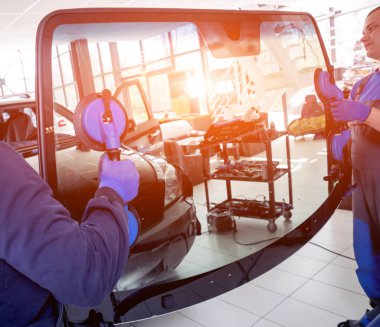 Ön cam otomatik servis istasyonu garajda araba yerine otomobil özel işçi