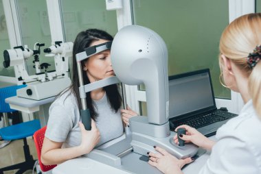 Göz Hastalıkları Kliniği kornea topografi yaparken göz doktoru