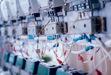 Elektrik donatımı. Elektrik kablo ve crimper. Elektrik sayacı. Arka plan