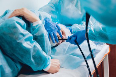 Endoskopi hastanede. Doktor holding endoskop gastroskopi önce. Tıbbi muayene